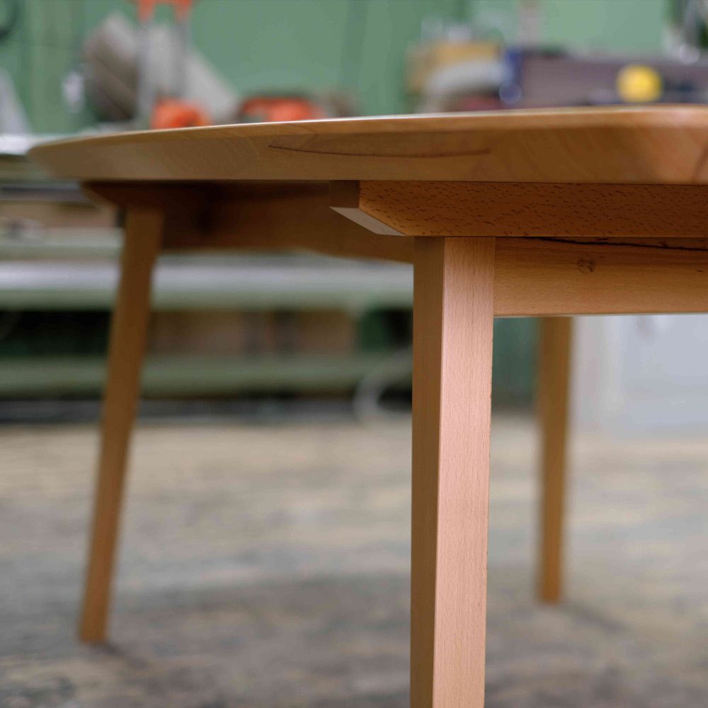 Tisch aus Kernbuche mit Schweizer Kante und schlanken Beinen in der Werkstatt vor der Fertigstellung