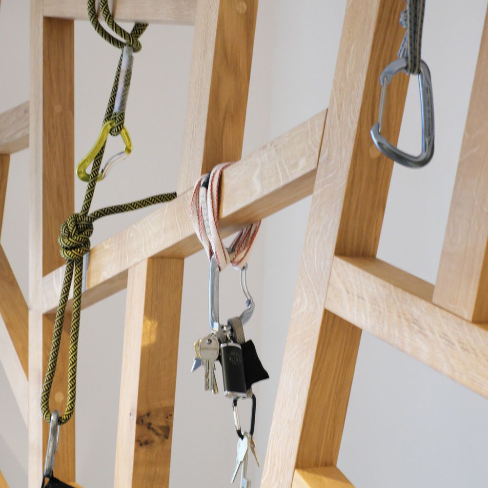 Diagonales Treppengeländer aus Eiche mit geometrisch angeordneten Holzstäben im Detail
