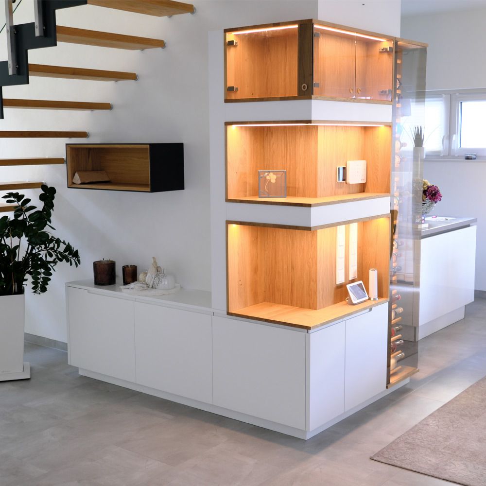 Weißes Sideboard mit beleuchtetem Eck-Vitrinenturm aus Eiche und integriertem Weinkühlschrank