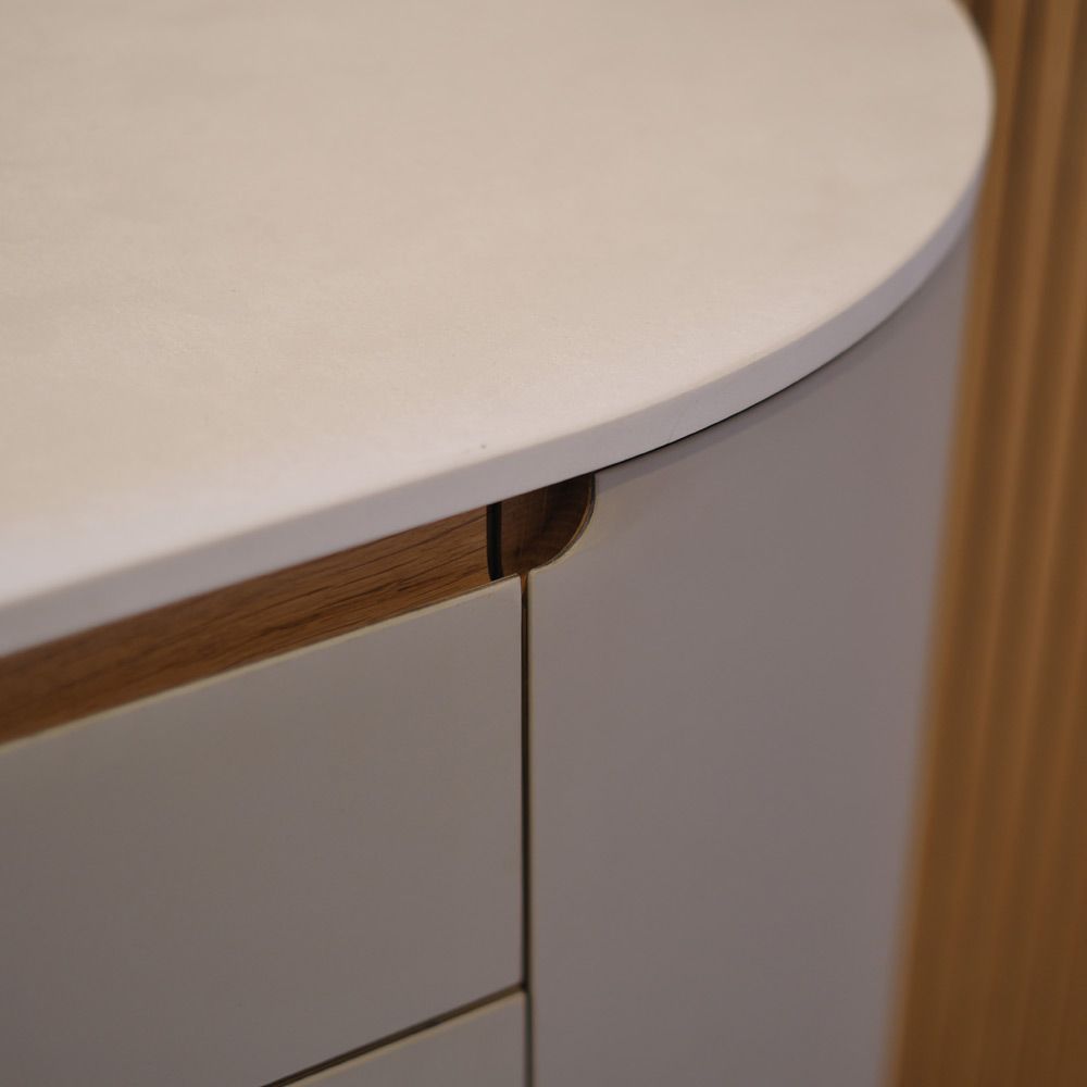 Detail der gerundeten Waschtischkante mit Eichenholz-Einfassung und Linoleum-Front