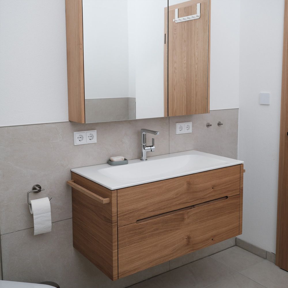 Waschtisch aus Nussbaumholz mit Keramikbecken, Chromarmatur und Spiegelschrank im Bad