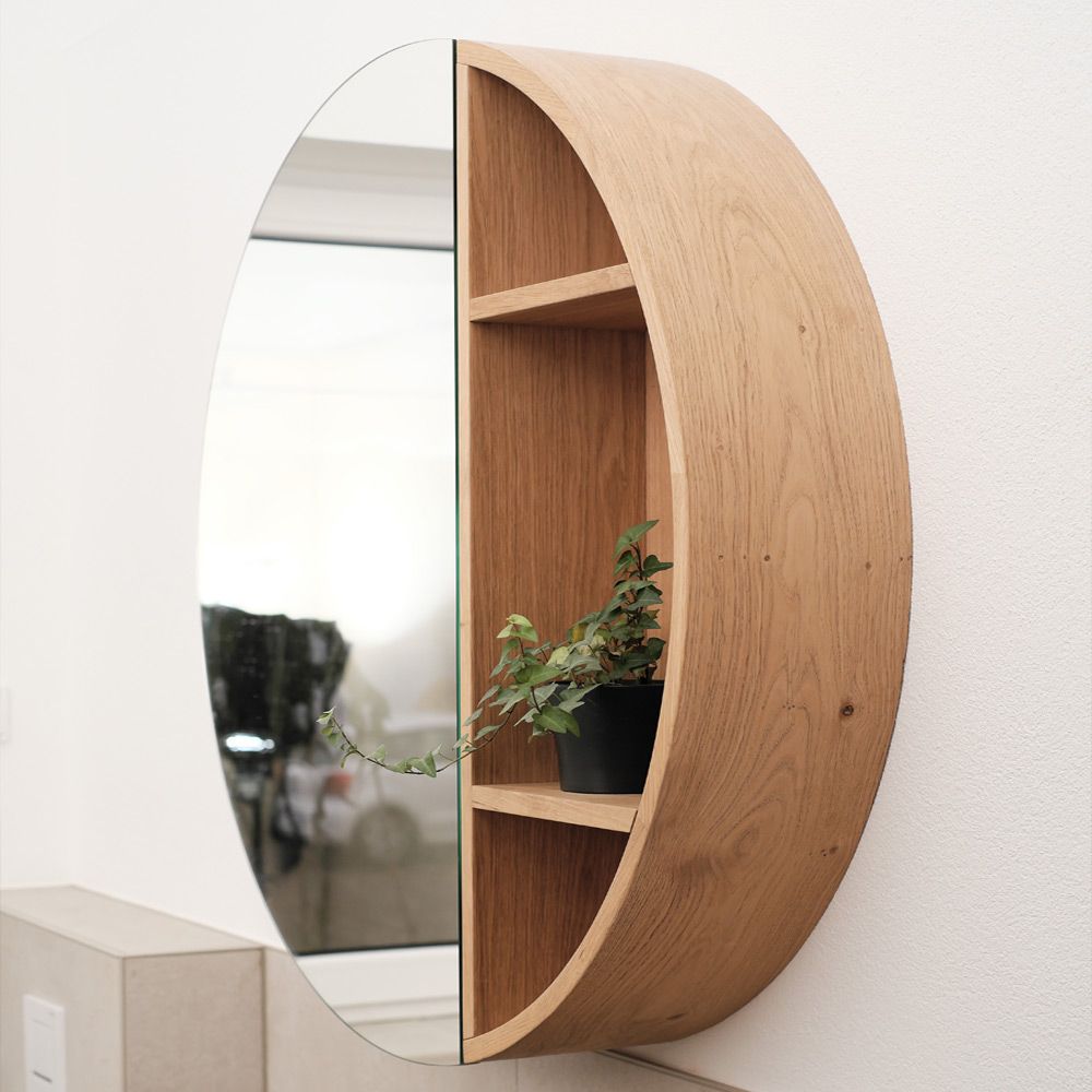 Runder Spiegelschrank aus massiver Eiche mit offenem Fach und Pflanze, minimalistisches Design
