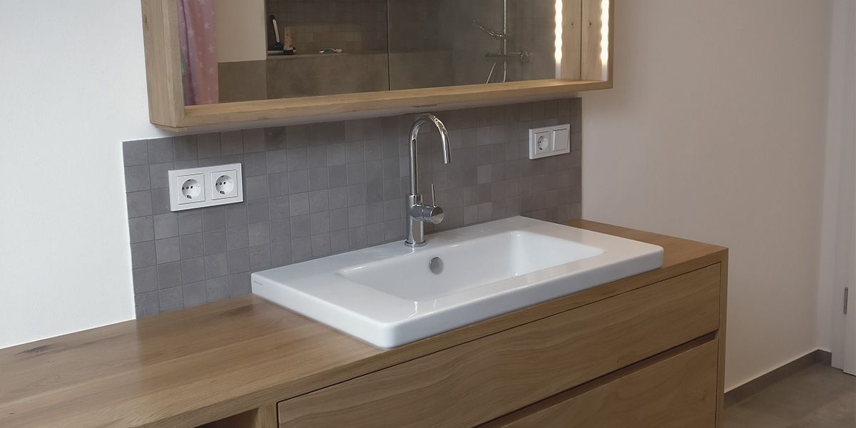 Waschtisch aus Eiche mit Einbauwaschbecken, Schubladen und beleuchtetem Spiegelschrank