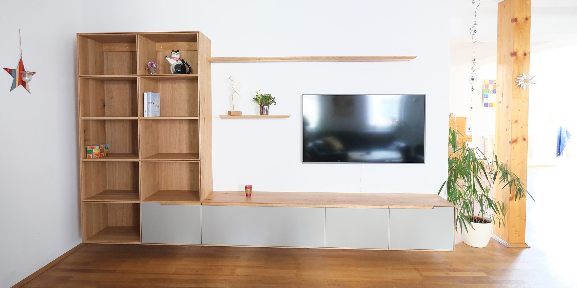 Massivholz-Wohnwand aus Eiche mit Bücherregal, Wandboard und TV-Lowboard mit grauen Fronten