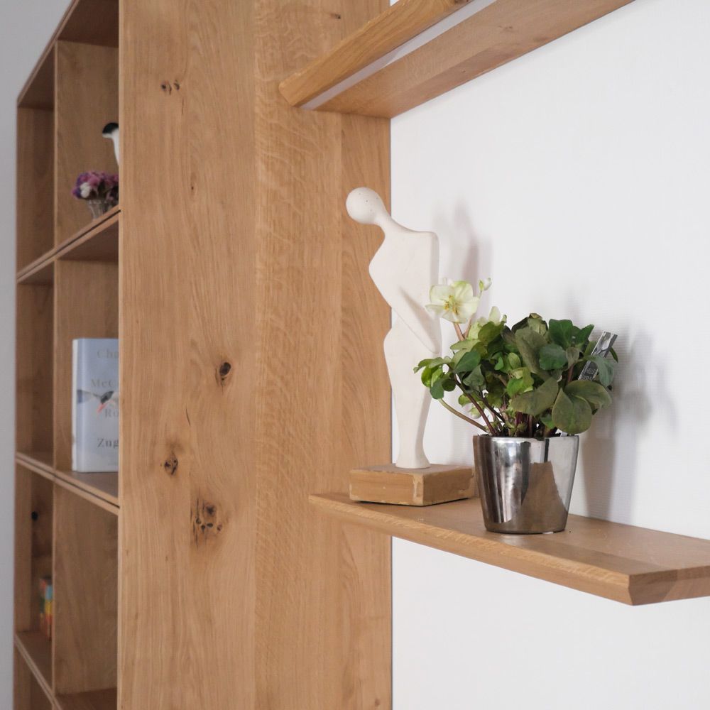 Detailansicht Eiche Massivholz Wandboard mit sichtbarer Maserung und Deko-Skulptur