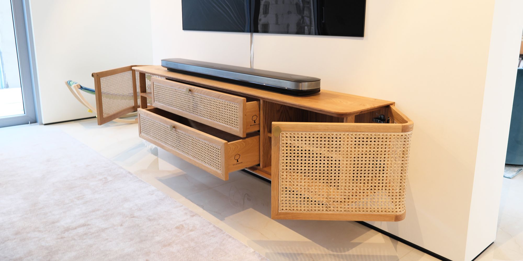Geöffnetes Eiche-Sideboard mit Wiener Geflecht, Koffertür und ausgezogenen Schubladen