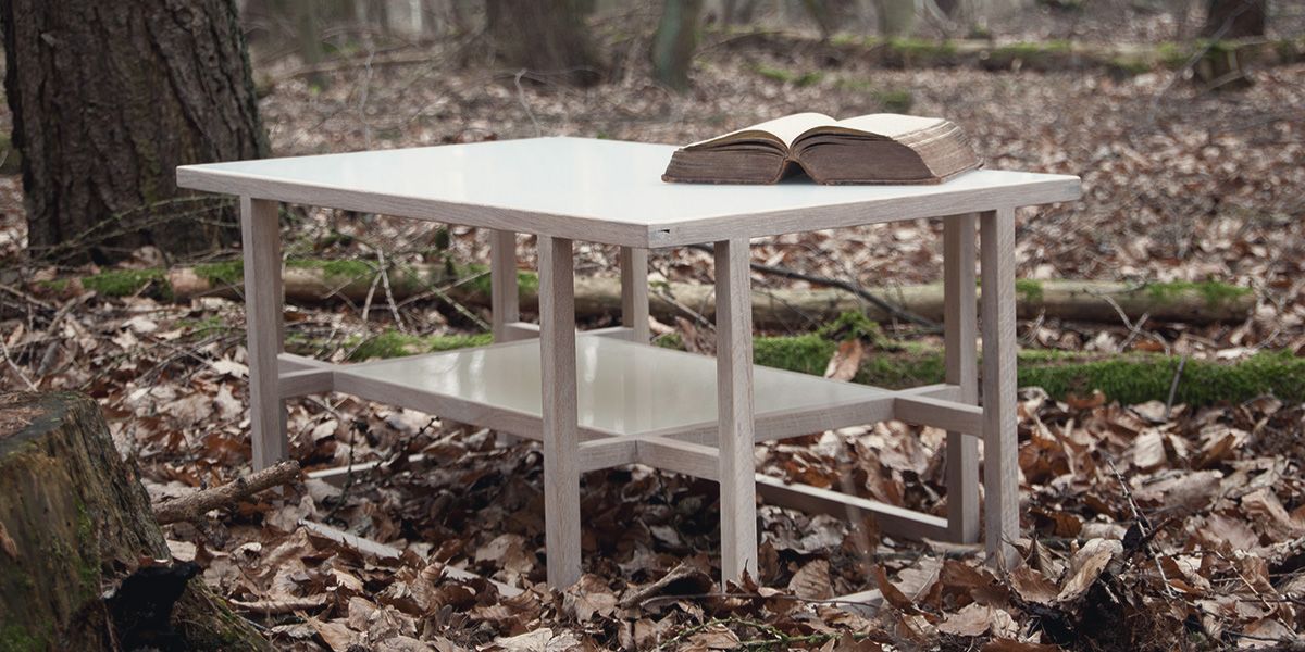 Wohnzimmertisch Dachs mit zwei Ablageebenen aus heller Eiche, inszeniert im herbstlichen Wald