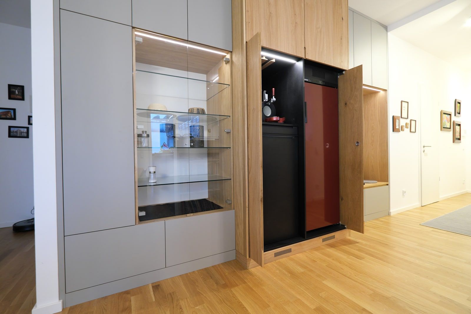 Garderobenschrank aus Eiche mit Glasvitrine und integrierter Getränkezapfanlage im Flur