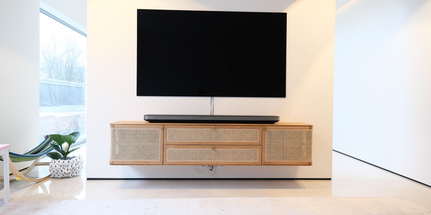 Schwebendes TV-Sideboard aus Eiche mit Wiener Geflecht in hellem, lichtdurchflutetem Wohnzimmer