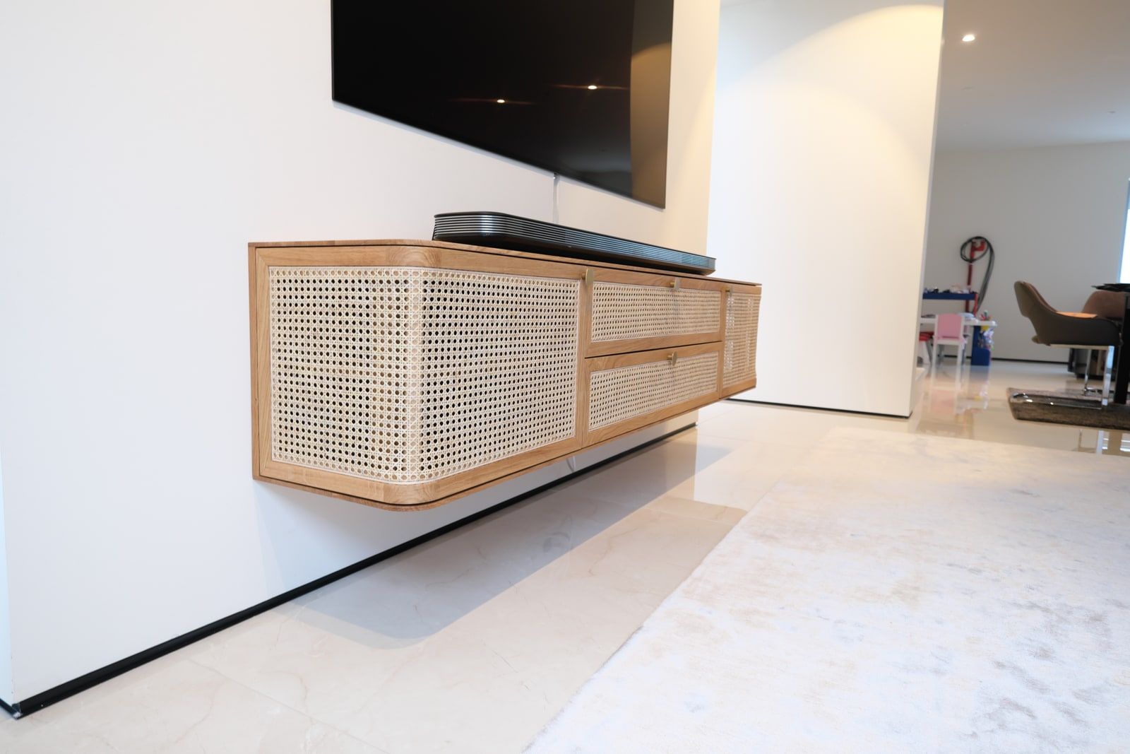 Eiche-Sideboard mit Wiener Geflecht Fronten, diagonale Nahansicht im Wohnbereich
