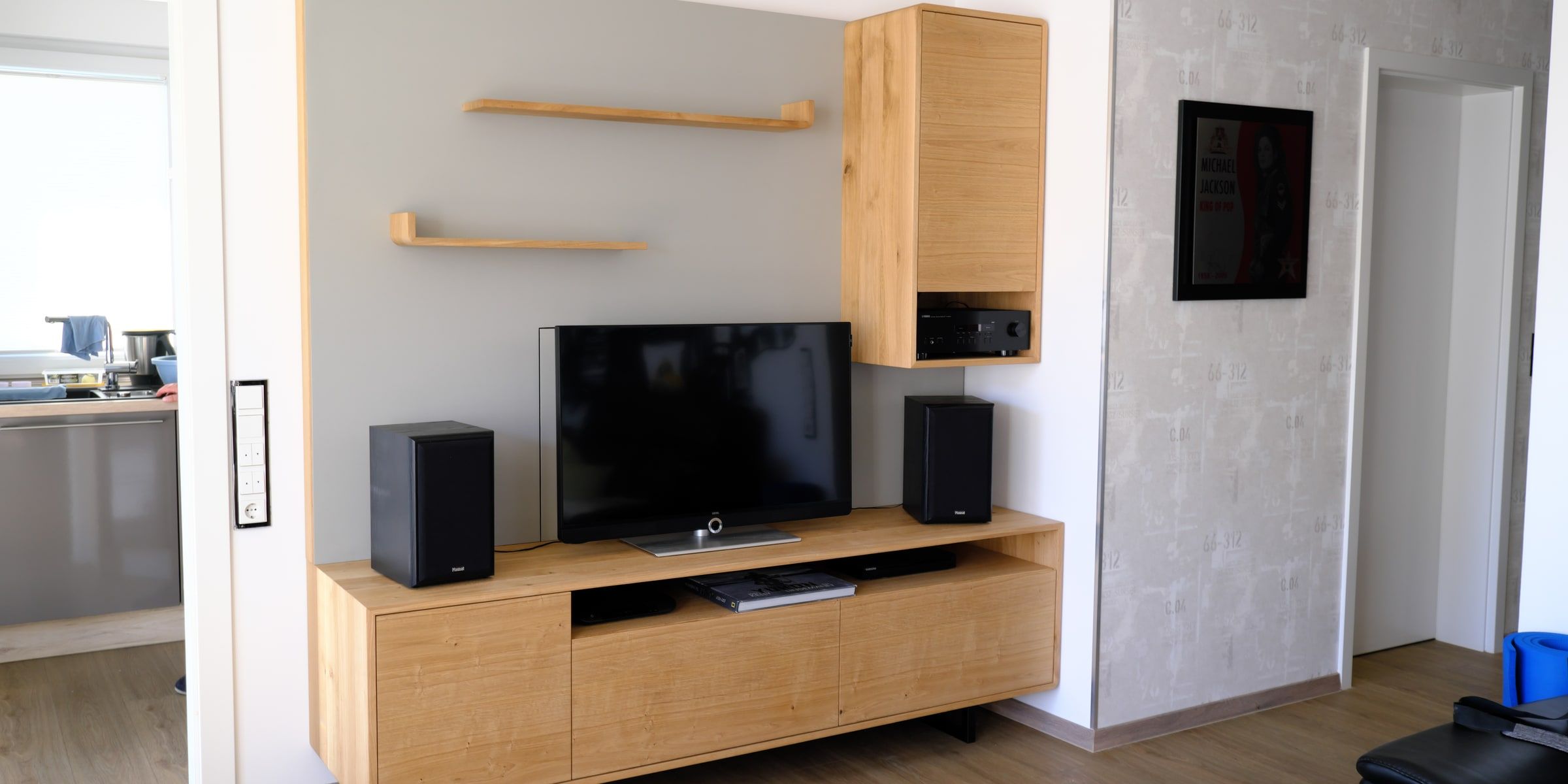Schwebendes TV-Sideboard aus Eiche mit passendem Wandregal und Hängeschrank