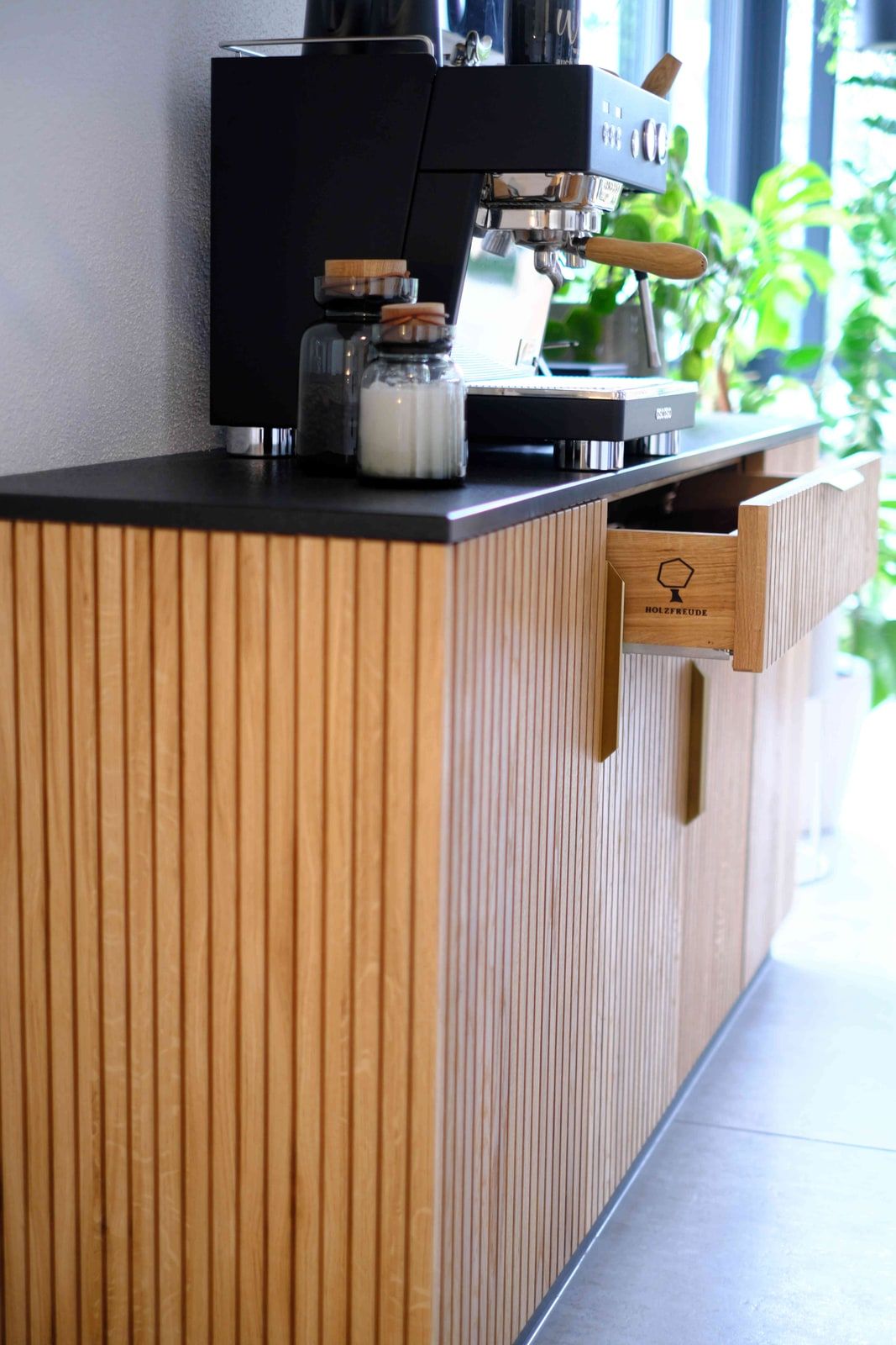 Coffeepoint-Sideboard aus Eiche massiv mit Lamellenfront und Siebträgermaschine