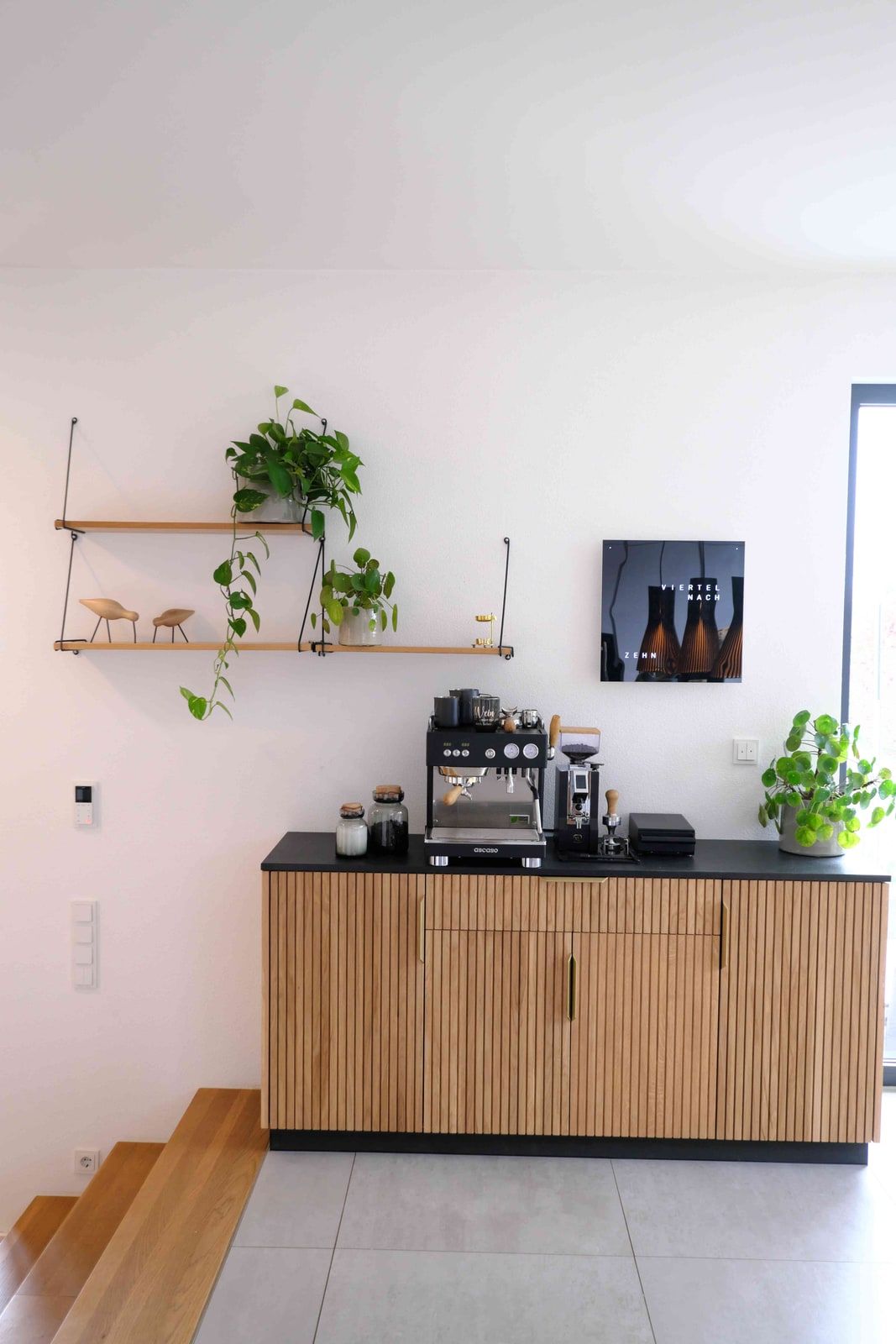 Coffeepoint-Sideboard aus Eiche massiv mit Wandregal und Espressomaschine im hellen Wohnraum