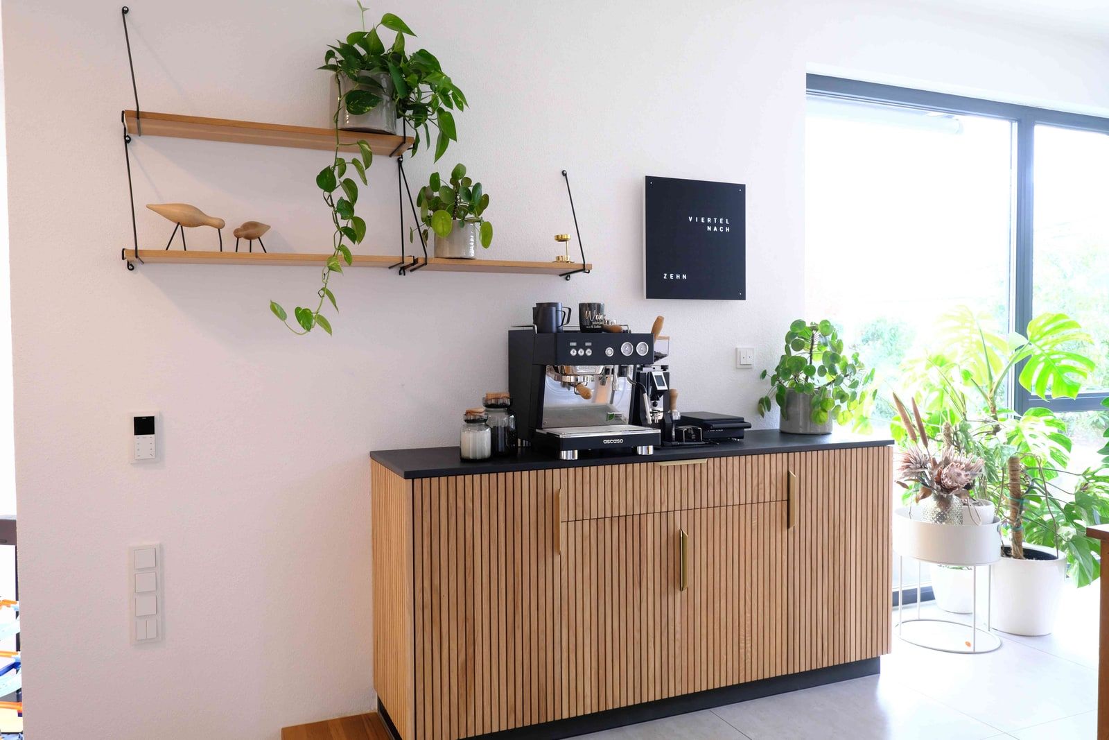Coffeepoint-Sideboard aus Eiche massiv mit Espressomaschine, umgeben von Zimmerpflanzen