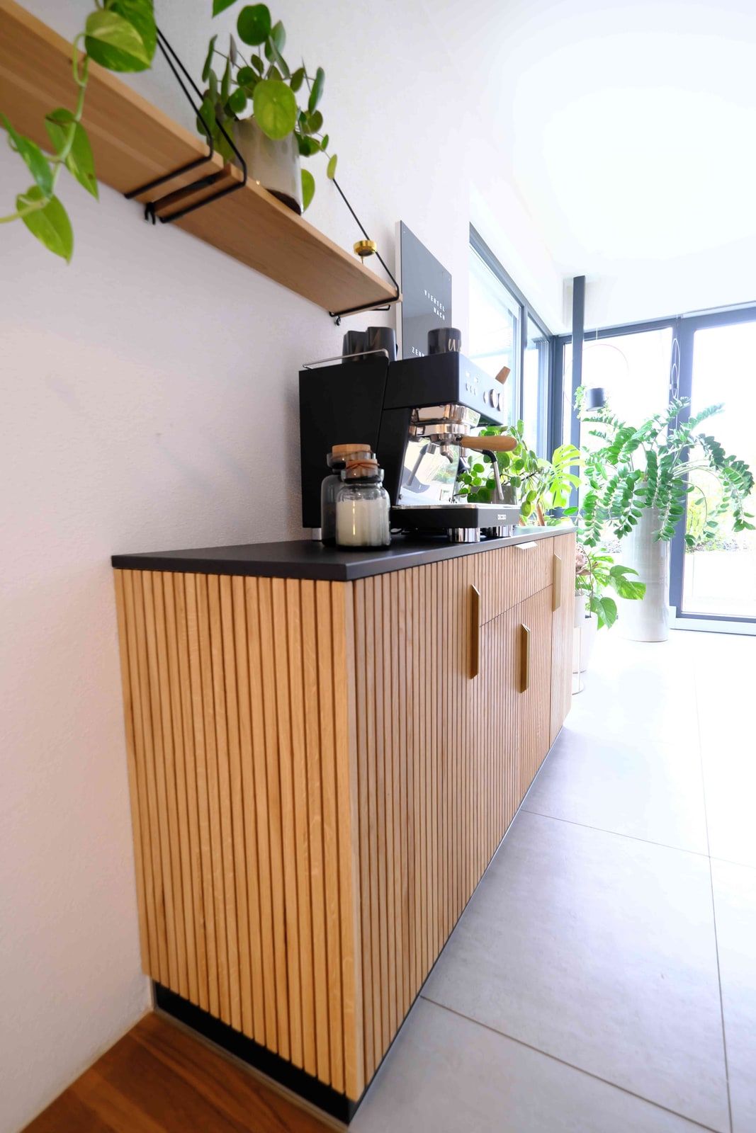 Coffeepoint-Sideboard aus Eiche massiv mit Espressomaschine nahe Terrassenfenster