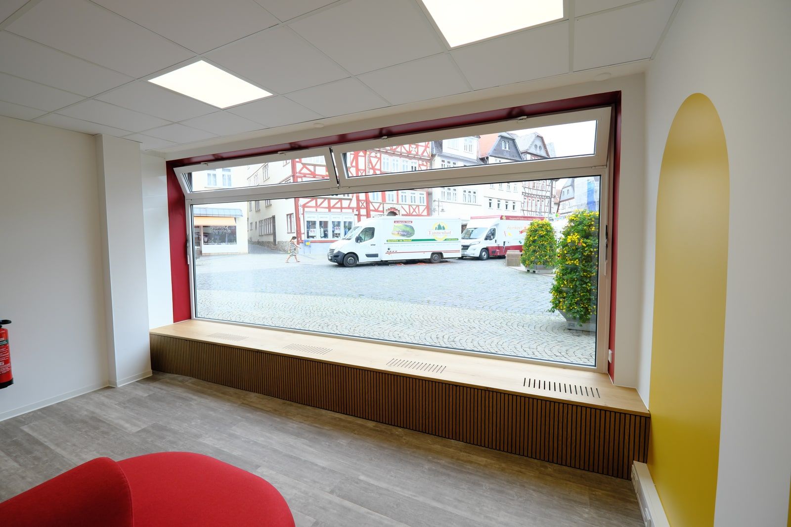 Eiche-Fensterbank mit Lamellenfront und integrierten Lüftungsschlitzen am Marktplatz