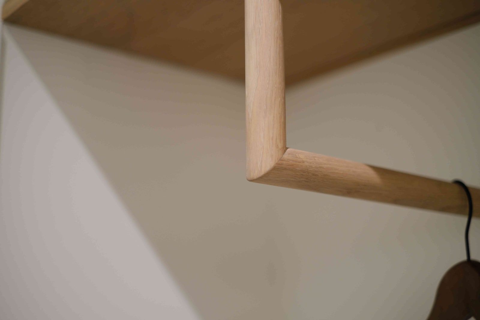 Massivholz-Kleiderstange mit sauberer Eckverbindung in offener Garderobe