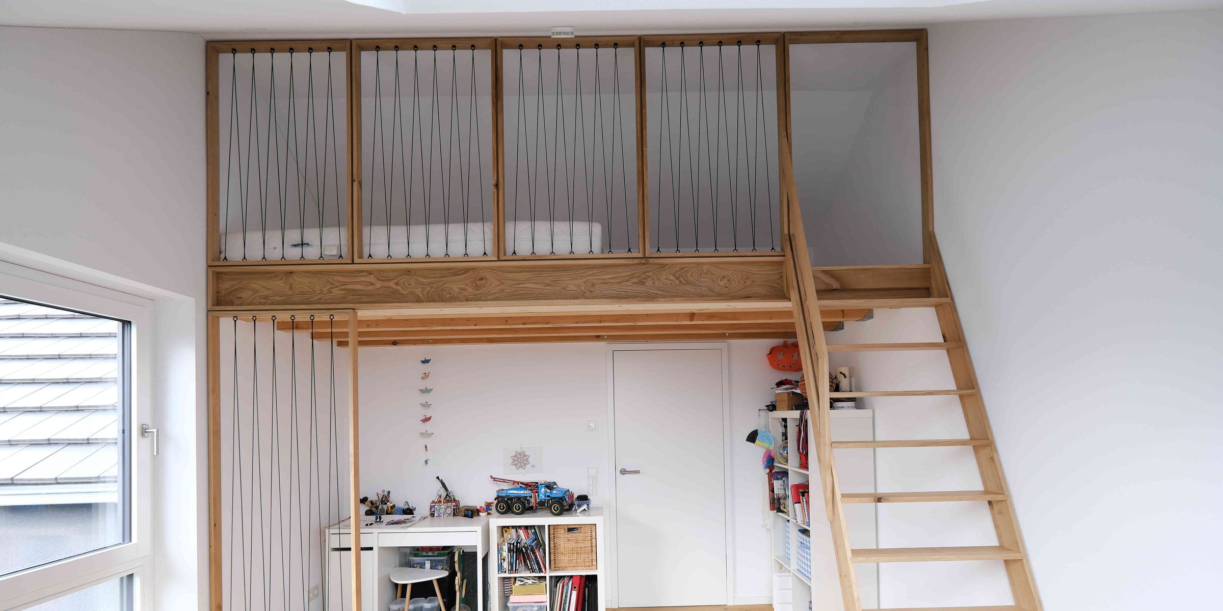 Kinderzimmer-Empore aus Eiche massiv mit Massivholzleiter und Seilzaun-Absturzsicherung