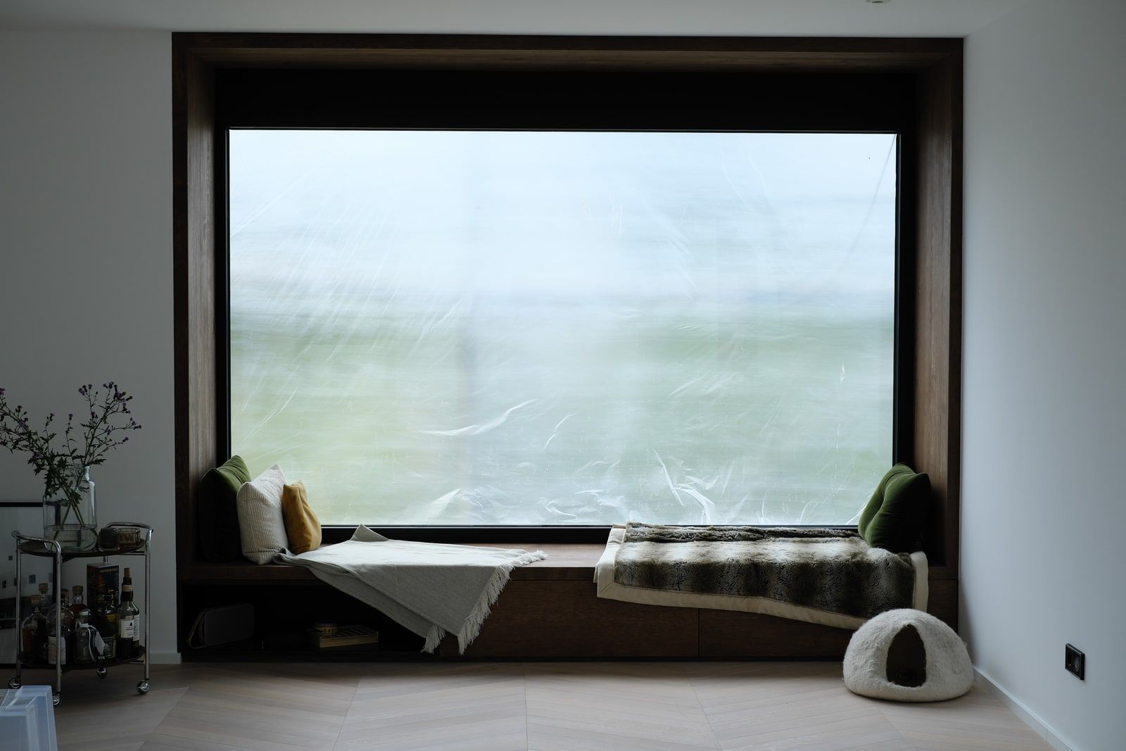 Massivholz-Sitzbank über gesamte Fensterfront im Wohnzimmer