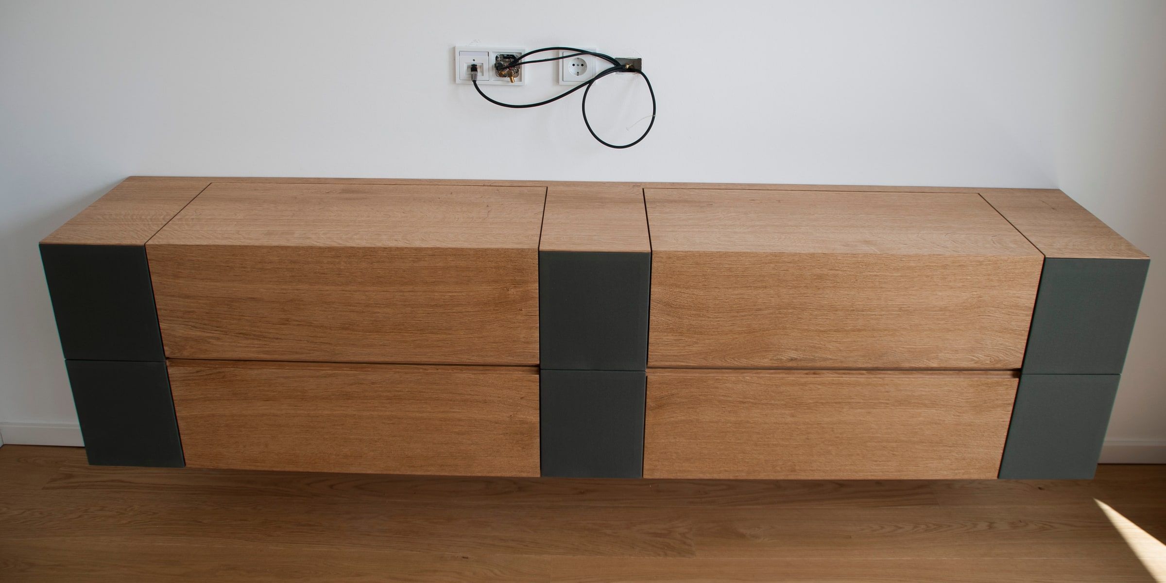 Schwebendes Sideboard aus Eiche im Wohnraum, Montagezustand vor Fertigstellung