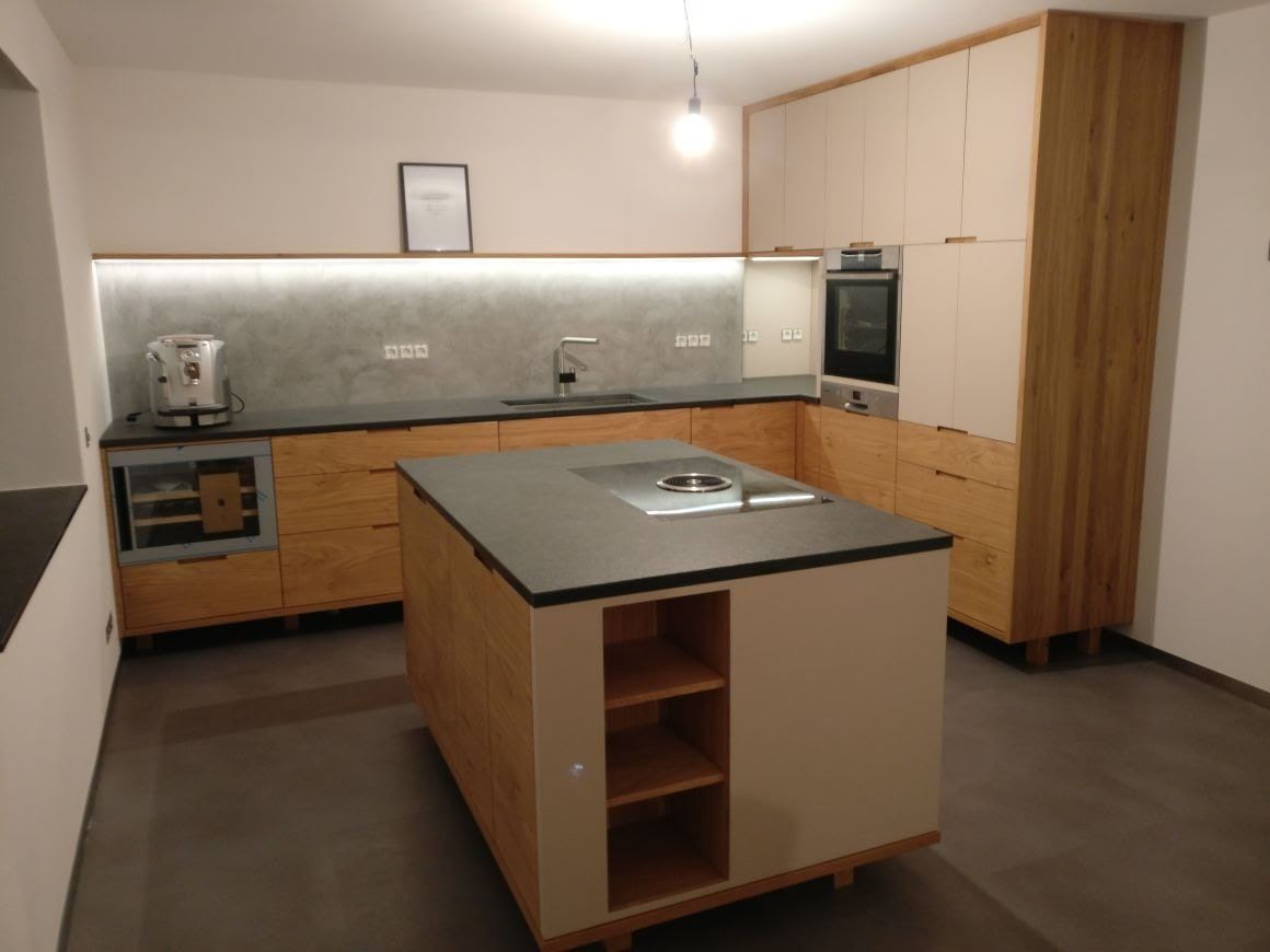 Massivholzküche mit Kochinsel, cremeweißen Oberschränken und Backofenturm