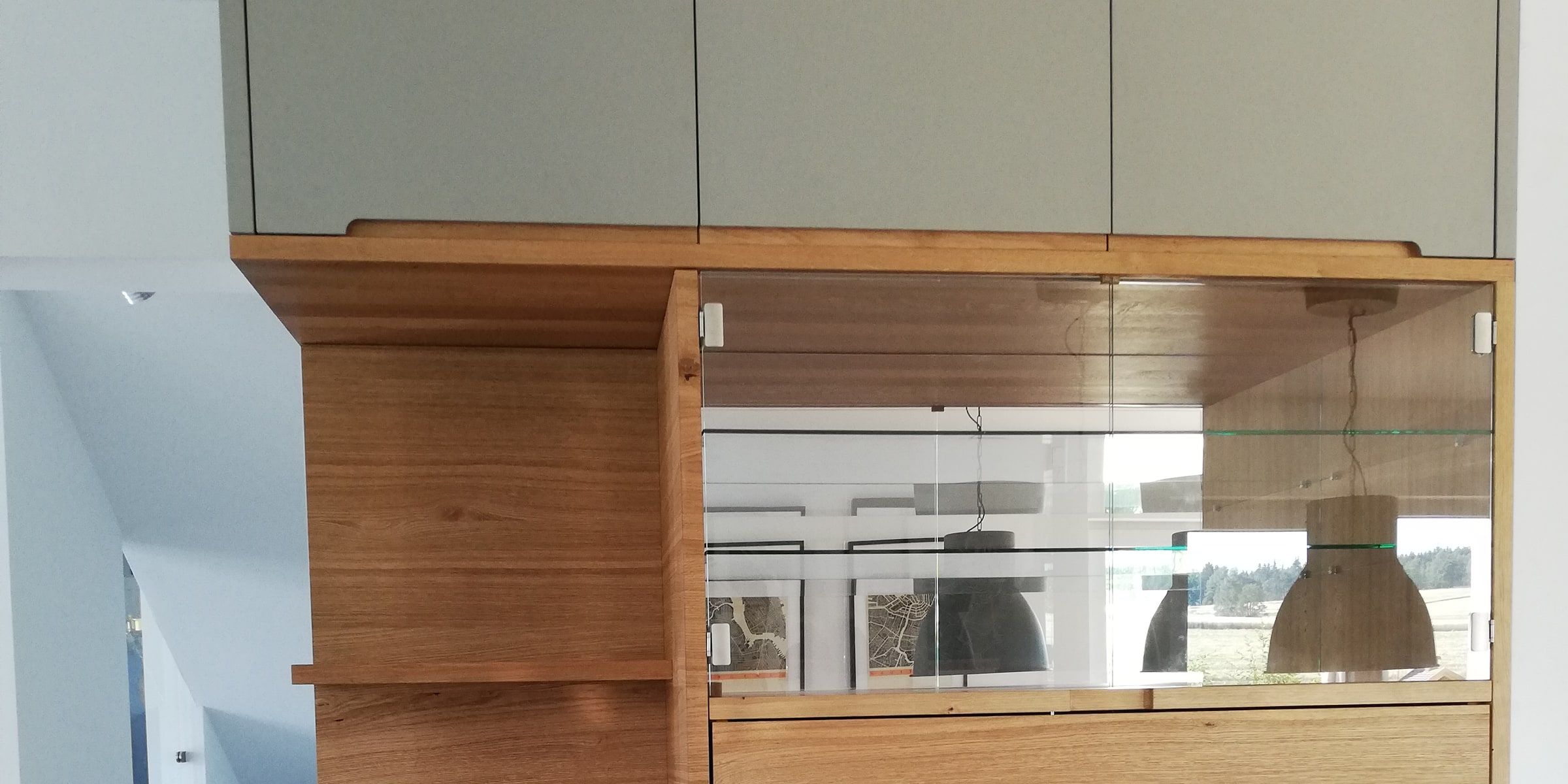 Raumteiler-Vitrinenschrank aus Eiche massiv mit grauen Fronten und Glasvitrine