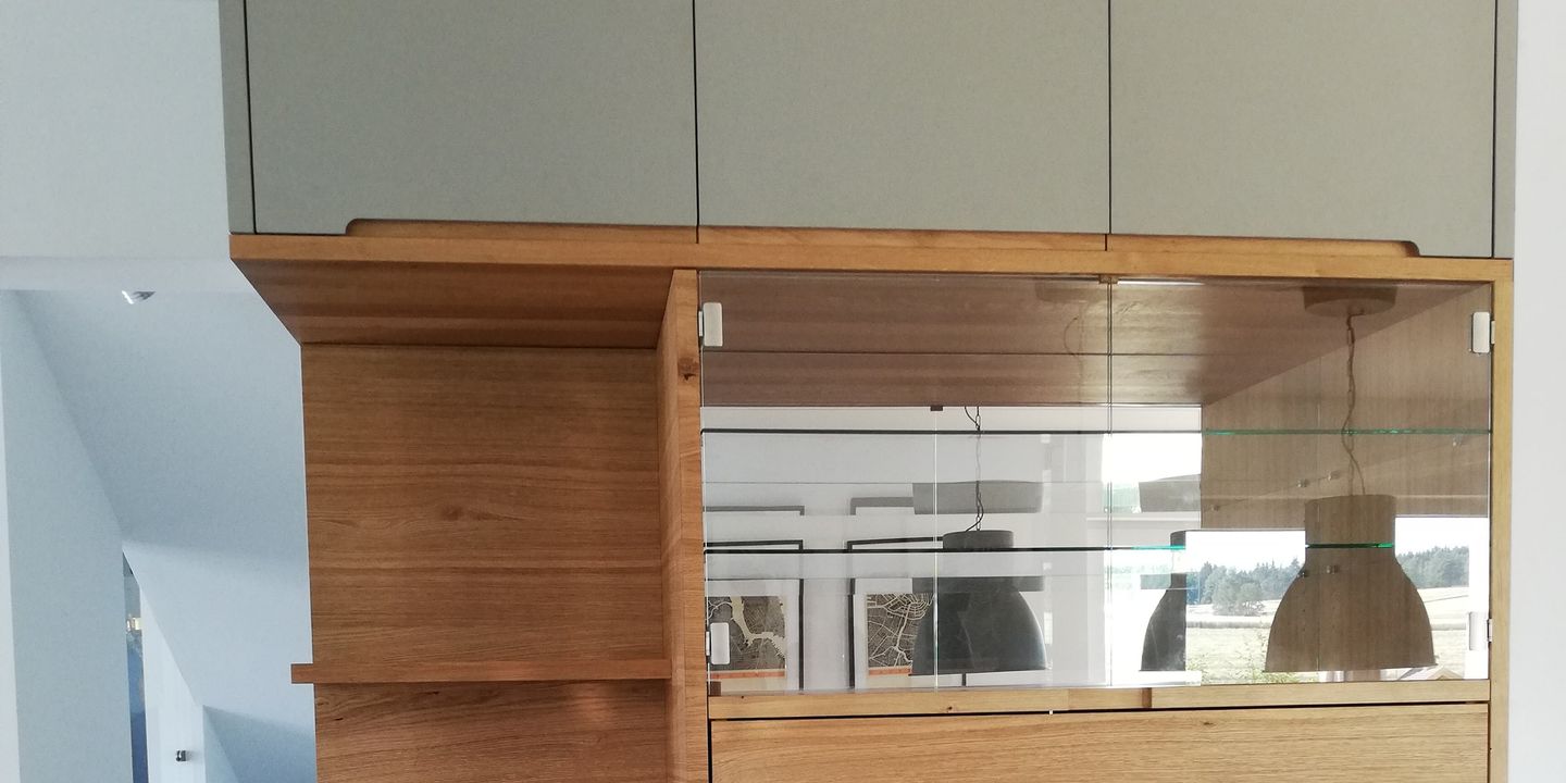 Raumteiler-Vitrinenschrank aus Eiche massiv mit grauen Fronten und Glasvitrine