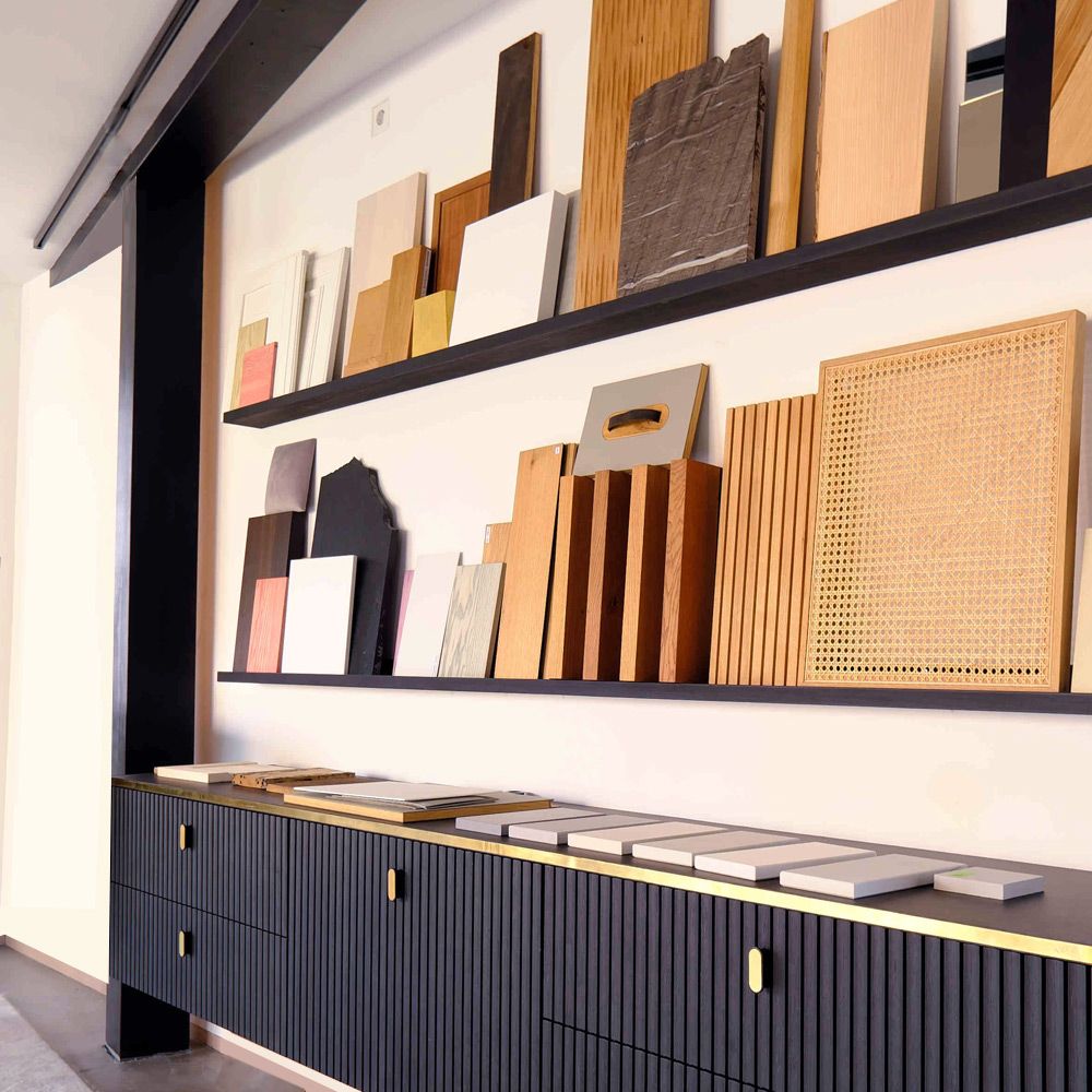 Materialausstellung mit Holzmustern, Wiener Geflecht und Furnieren auf Regal im Showroom