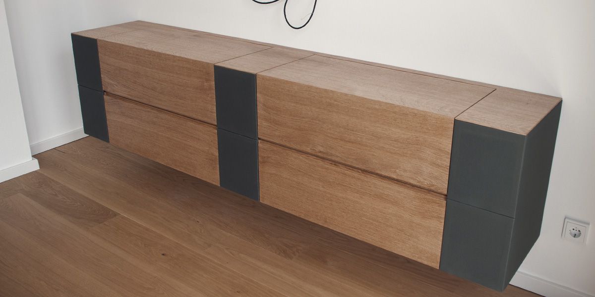 Schwebendes Eichen-Sideboard mit anthrazitfarbenen Elementen über Eichenparkett