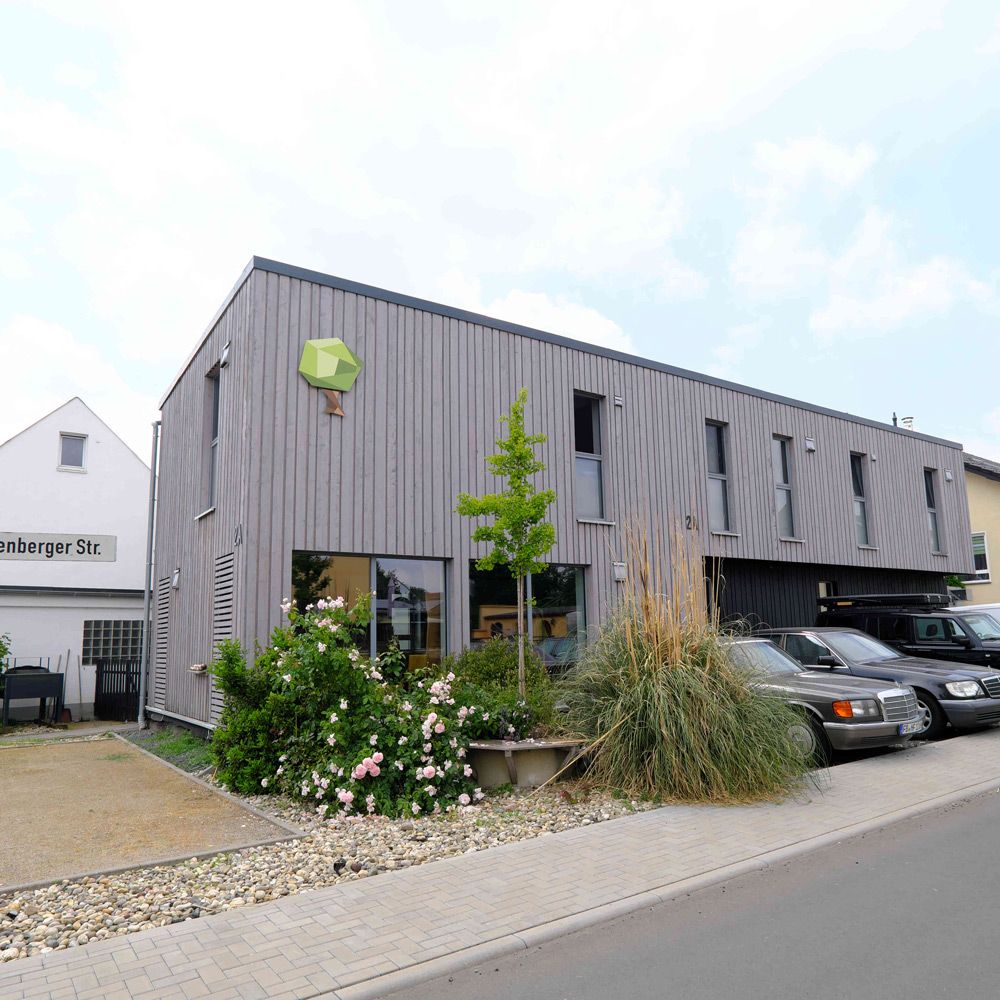 Holzfreude Showroom Pohl-Göns mit vertikaler Holzfassade und Logo an der Außenwand