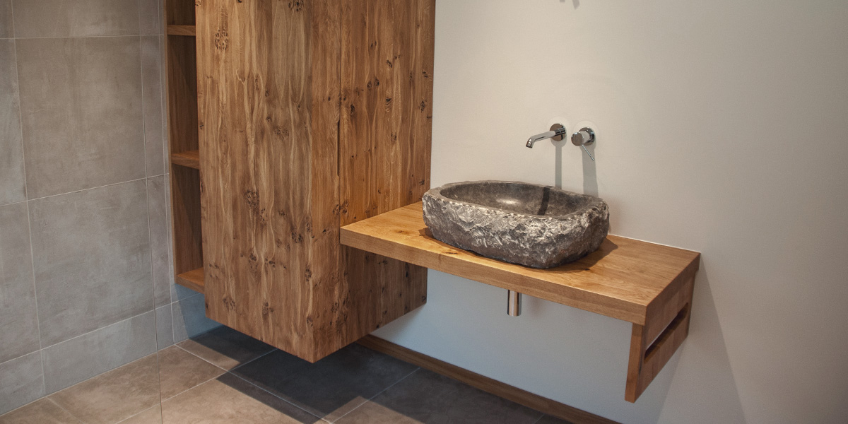 Waschbecken aus Stein mit Massivholz Badschrank und Waschtisch