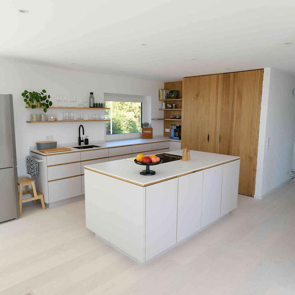 Küche Eichelamellen und Linoleum mit Ceasarstone