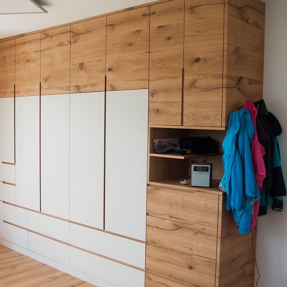 Einbauschrank in Wildeiche und Linoleum