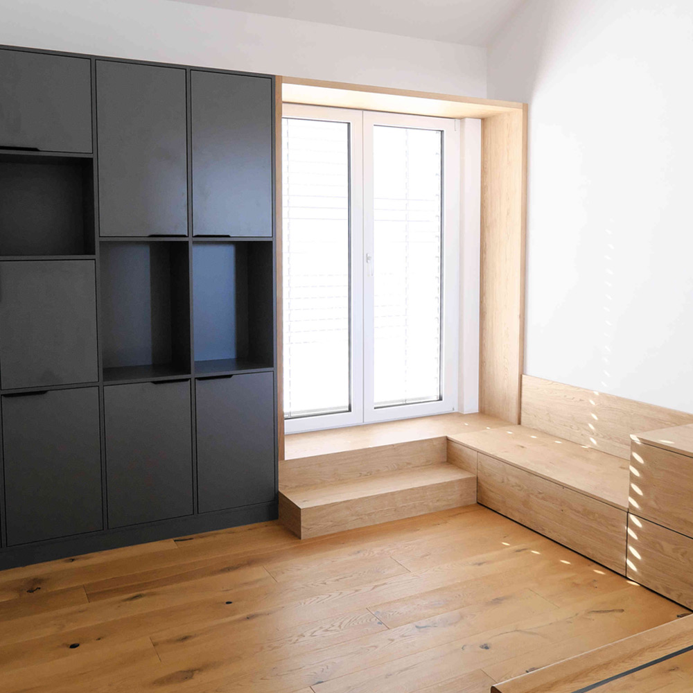 Galerie mit Sitzbank und Stauraum in Eiche