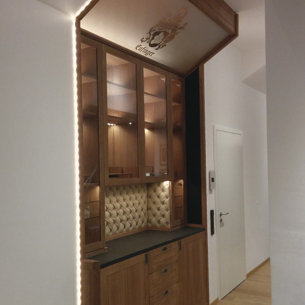 Hausbar in Eiche, Naturstein, Leder und Glas mit LED Beleuchtung