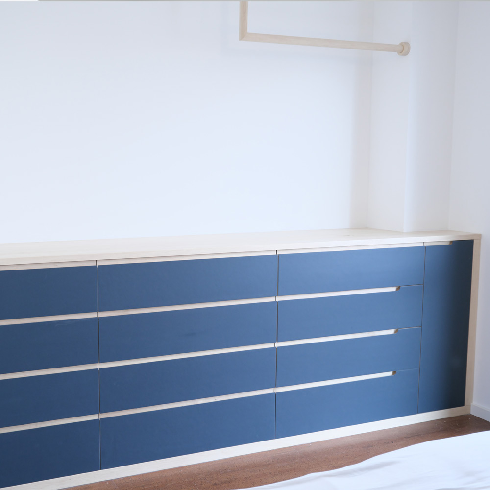 Sideboard in Hainbuche und Linoleum