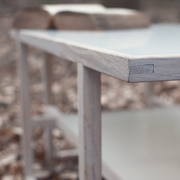 Filigraner Wohnzimmertisch aus Holz und Glas